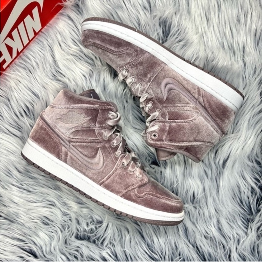 Nike Air Jordan 1 High Velvet Sneakers  Jordan 1 Md SE - Picture 3 of 5